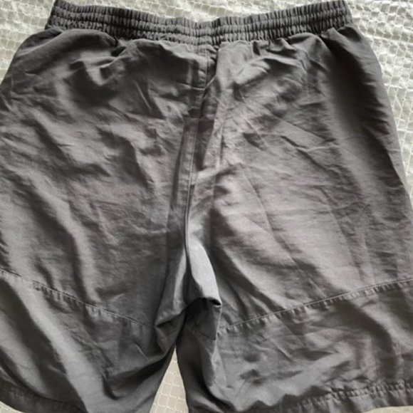 ADIDAS BASKETBALL SHORTS SIZE L - Picture 2 of 5